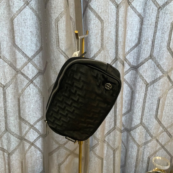 Lululemon Everywhere Belt Bag 1L in Black L Monogram Jacquard - Picture 3 of 8